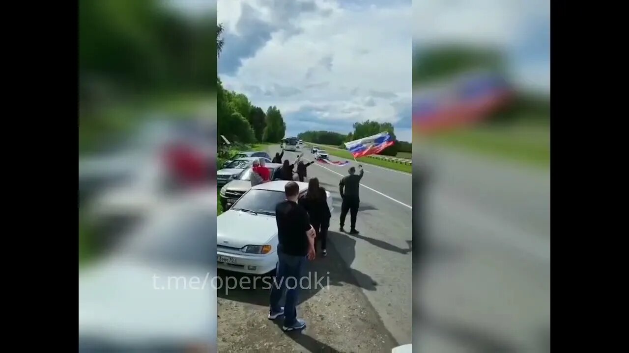 🇷🇺 Residents Of Tomsk Meet Their Heroes At The Entrance To The City