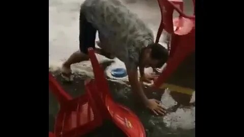 A CHUVA QUASE ESTRAGA O BOTECO, AINDA BEM QUE OS CLIENTES AJUDARAM ( MEME ) ( VIRAL ) #shorts #rir