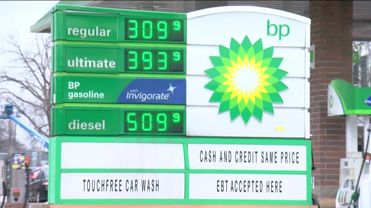 Gas prices hit new lows, experts say downward trend could continue