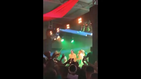 Gabigol cantando "VOU FESTEJAR O TEU SOFRER..."