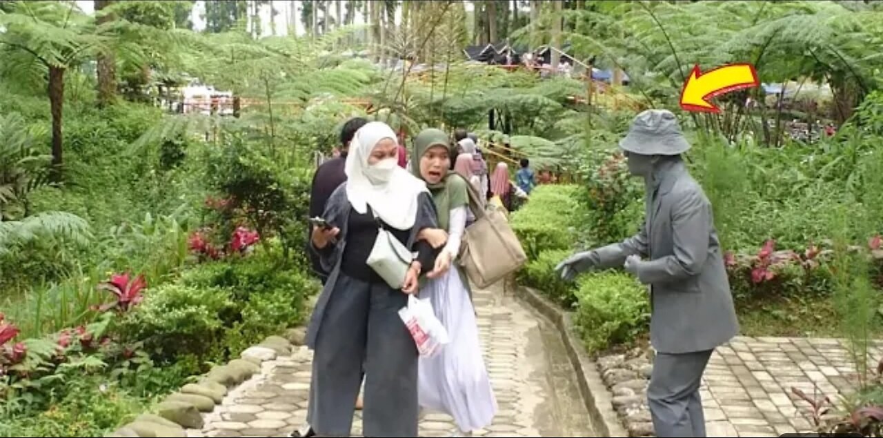 Living statue prank in public😂