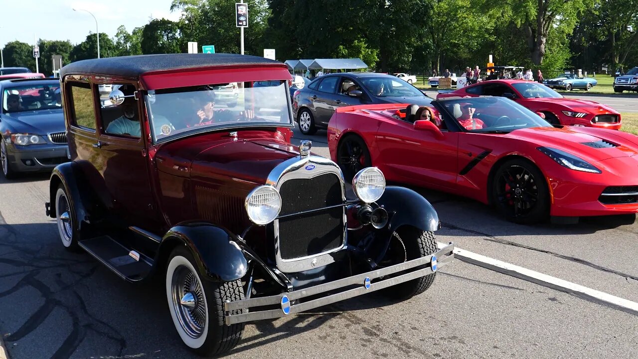 Woodward Dream Cruise 2019 Walking Around and Seeing Awesome Cars