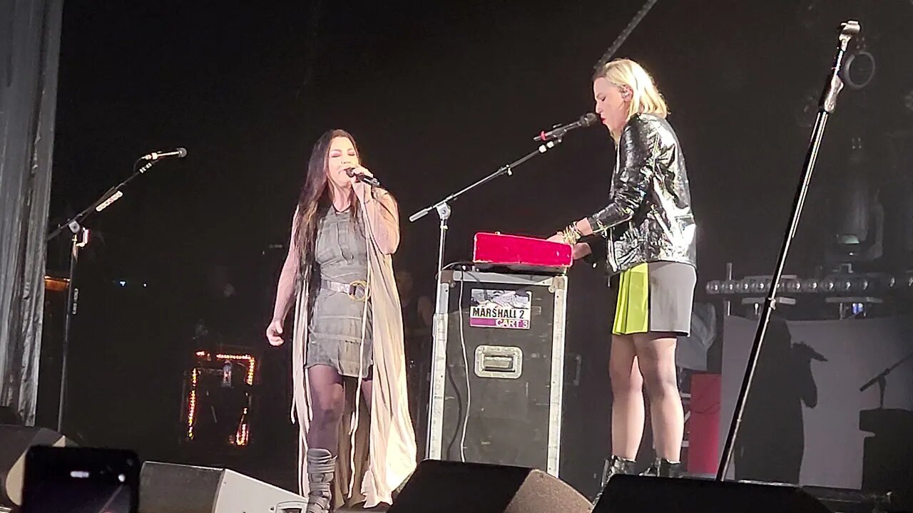 Halestorm with Amy Lee in Houston song Break-In