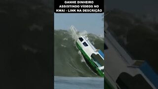 ondas gigantes afundam um barco