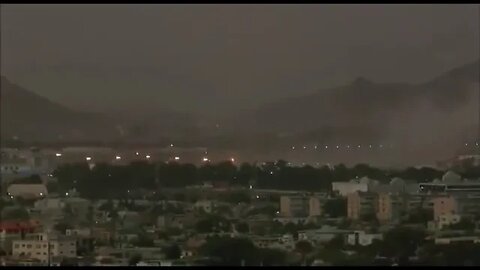 Le immagini dell' esplosione all' aeroporto di Kabul