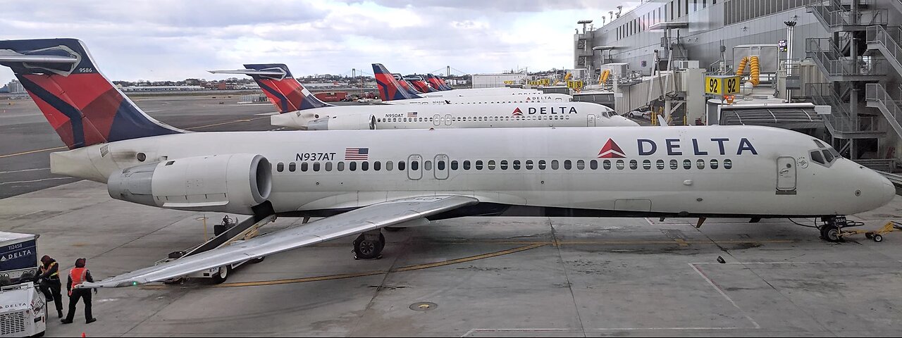 Delta AIrlines Boeing 717 takeoff from CLT