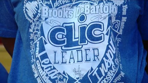 School encourages freshmen to join clics