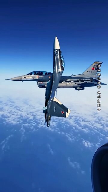 Fighter plane performs aerial stunt 😱