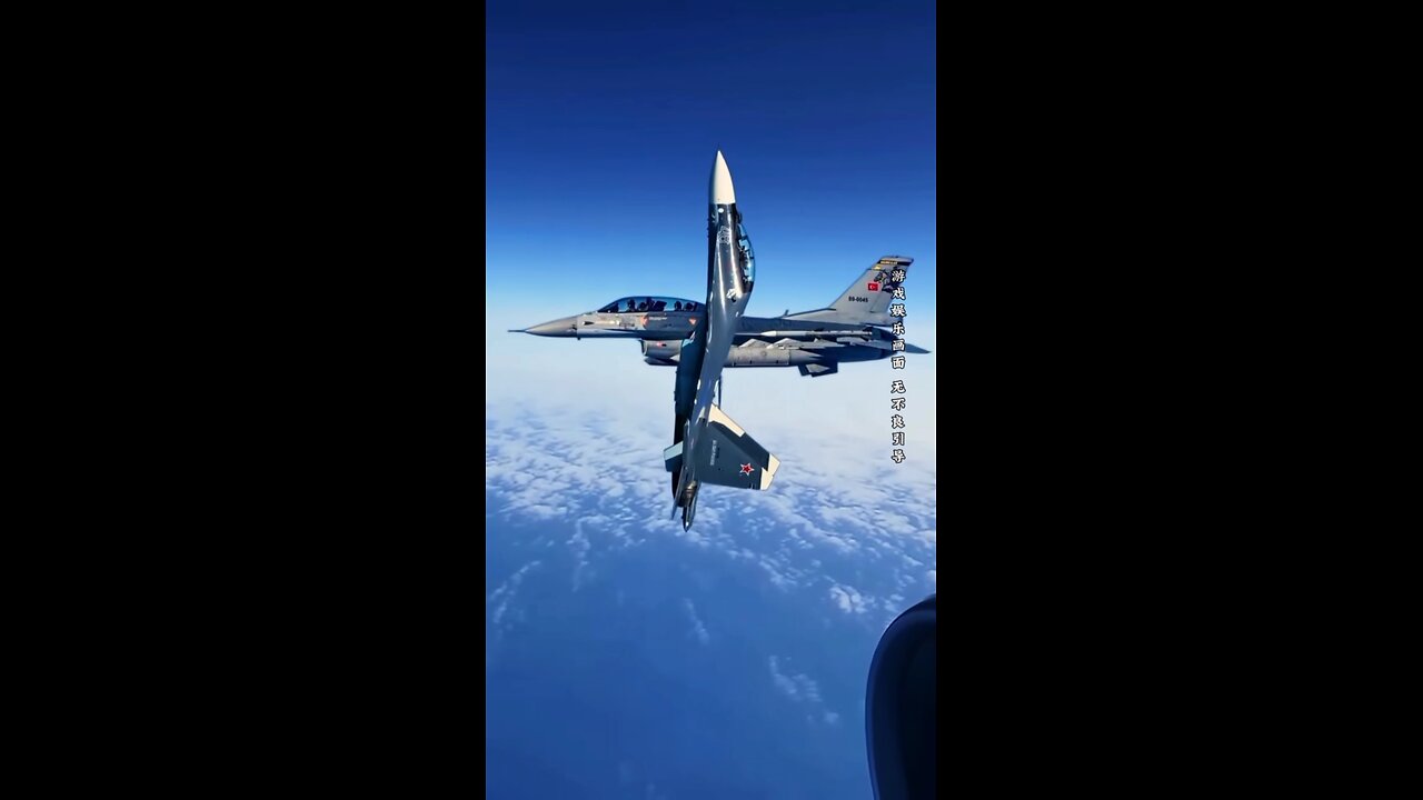 Fighter plane performs aerial stunt 😱