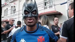 Vascaíno vestido de Batman imitando o goleiro Thiago Rodrigues