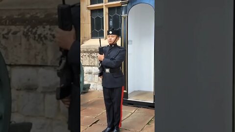 Ghurka guard guarding the crown Jewls #toweroflondon