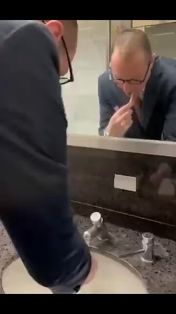 Advogado de Lula é xingado de “vagabundo” e “safado” em banheiro de aeroporto;