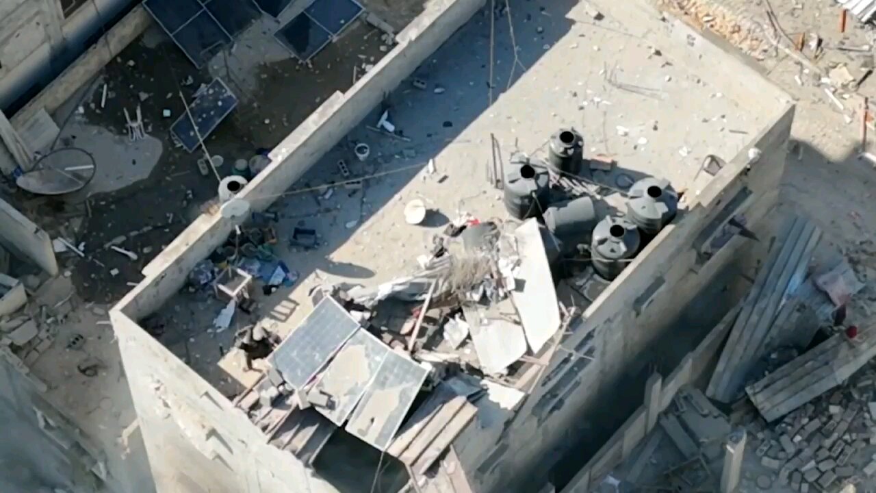 مقاوم فلسطيني اطلق النار من سطح منزل على قوة إسرائيلية مدججة بالسلاح ،