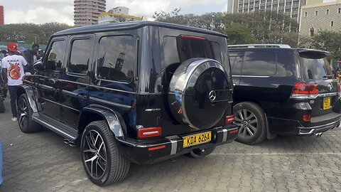 Awalk around Mercedes benz G class exterior