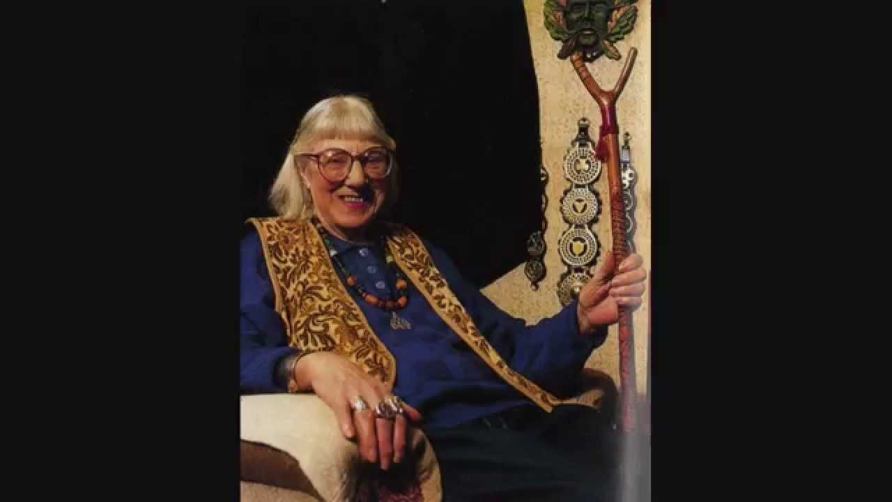 il bastone wiccan usato dalla strega Doreen Valiente è lo stesso della mascot Luce del Vaticano per il giubileo 2025.quel bastone biforcuto lì si chiama stang o staff ed è proprio un bastone usato da streghe e stregoni