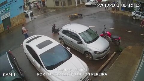 Semáforo da baixada: câmeras de segurança registram colisão entre duas motocicletas em Manhuaçu