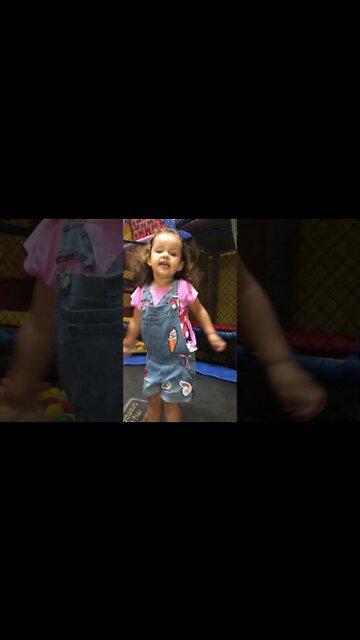 Brincando no parque [ Pula-Pula ] Playing in the park [trampoline] Bermain di taman [trampolin] 2021