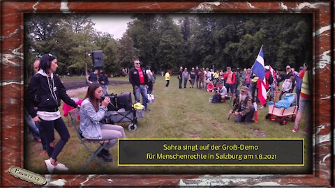 Sarah singt auf der Groß-Demo für Menschenrechte in Salzburg am 1.8.2021