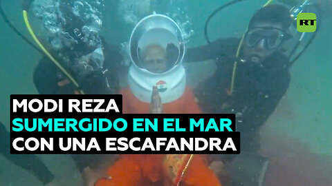 Modi reza sumergido en el mar con una escafandra