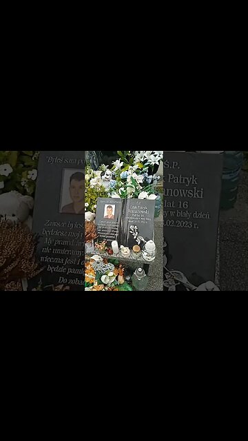 Mama przy Grobie Syna Eryka Romanowskiego zabitego w Zamościu. Link pod filmem