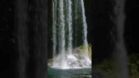 Bunyi Deruman Air Terjun Untuk Ketenangan (Relaxing Waterfall Sounds - Short HD)