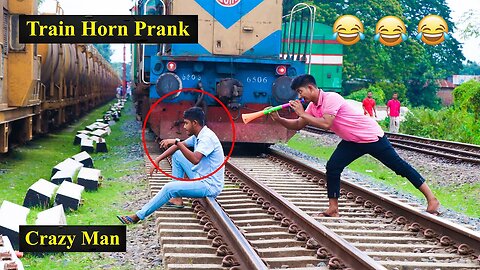 Train prank#trainpranks#subscribe #shortsfunny #shortschallenge #shortscomedy