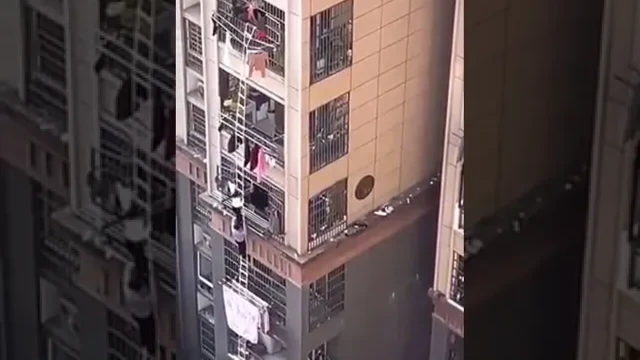 Residents Of Shanghai, Where There Is Now A Strict Quarantine Escape From Apartments On Rope Ladders