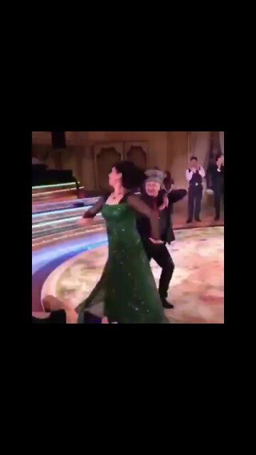 ПОЖИЛАЯ КЛАССНО ТАНЦУЮТ НА СВАДЬБЕ