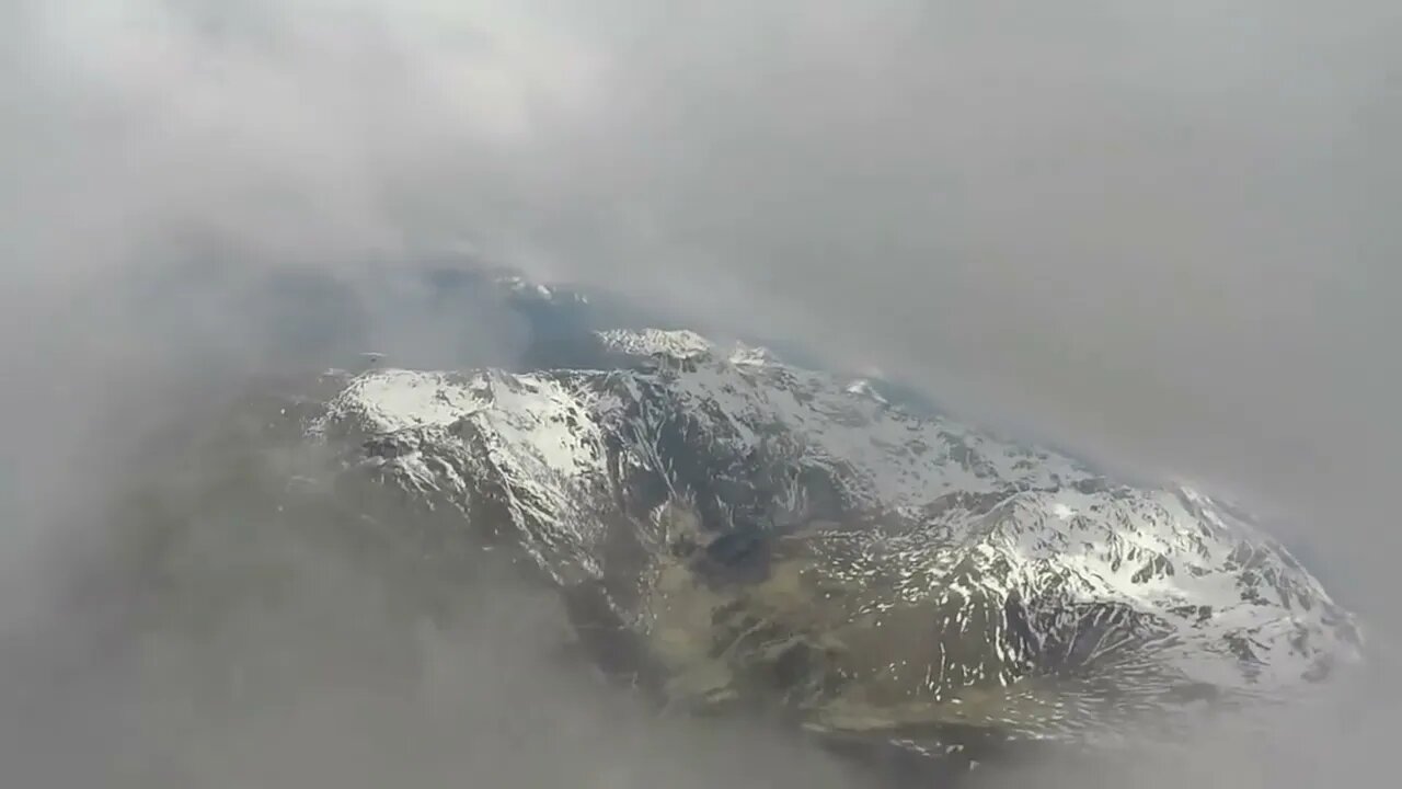 (Sport 6)/A glider circling the snowy mountains is like a fairyland