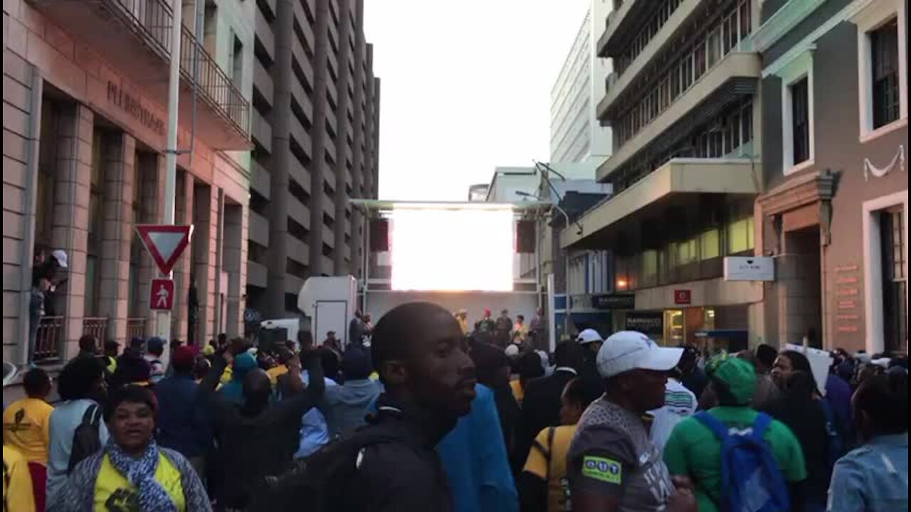 Hundreds gather outside Parliament for result of motion of no confidence in Zuma (xRU)