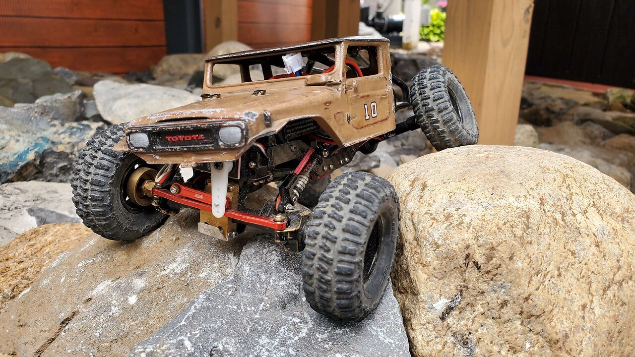 SCX24 FJ40 flexing out on the rocks!