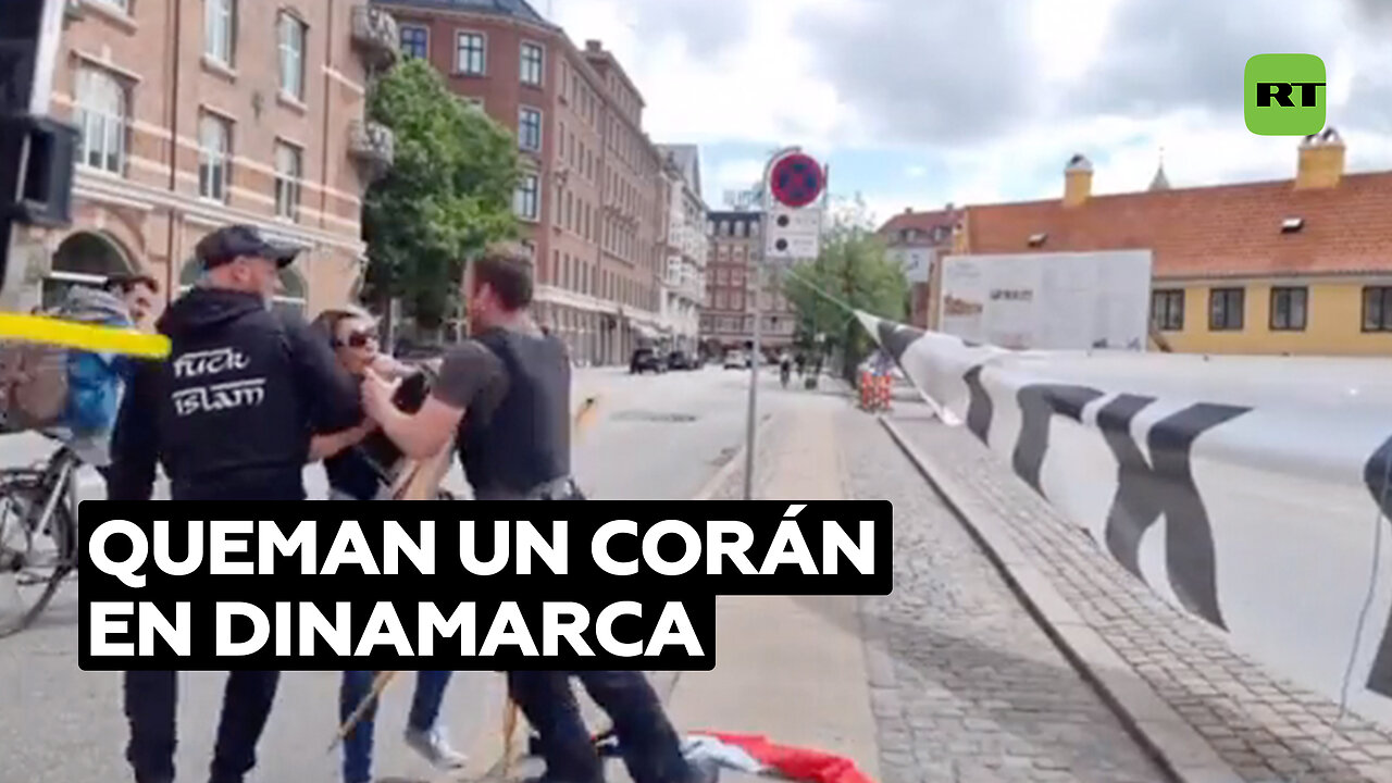 Mujer trata de evitar la quema de un ejemplar del Corán en Dinamarca
