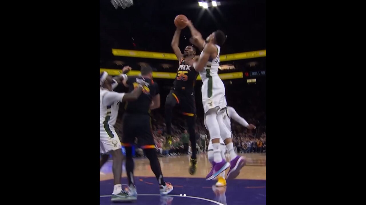 KD dunks on Giannis!!