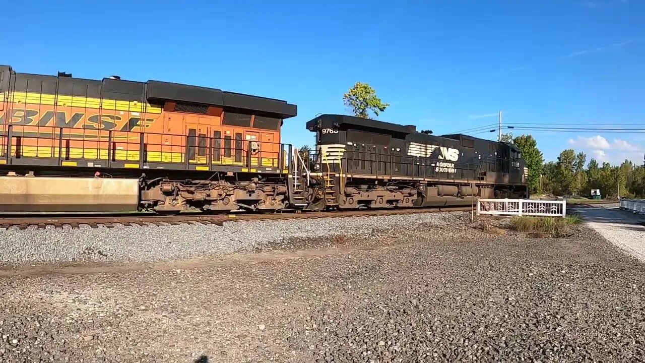 Norfolk Southern & BNSF Intermodal Slamming The Diamond In Bucyrus #train #asmr #trainhorn #railway