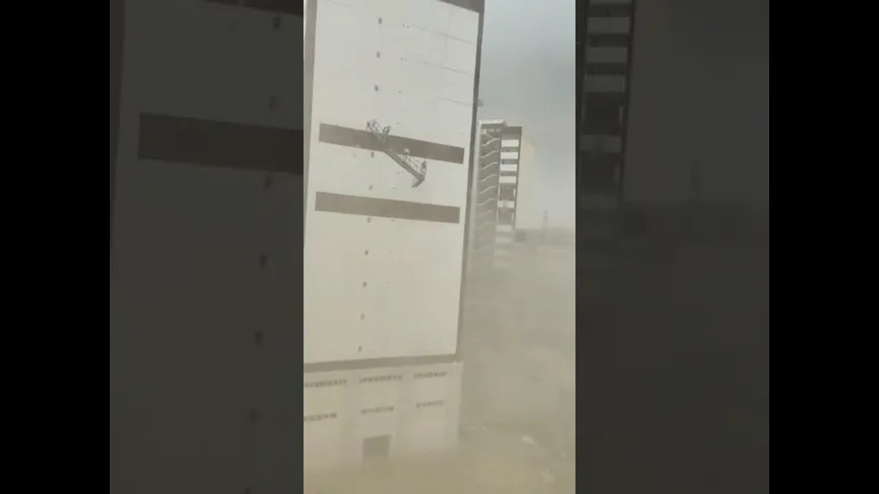 The moment of the fall and tragic death of two workers due to a hurricane in Urmia