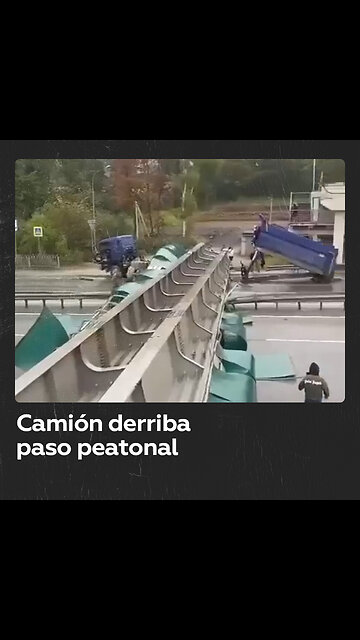 Camión derriba puente peatonal en autopista de Vladivostok