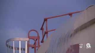 Water tank overflows in West Palm Beach, flooding resident's yard