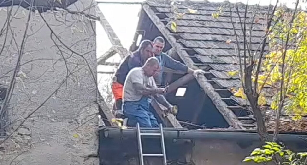 2/2 Illegális építőmunkások, az elfogultrendőr támogatott, hivatásos bérzaklató kőpájer tiborral!