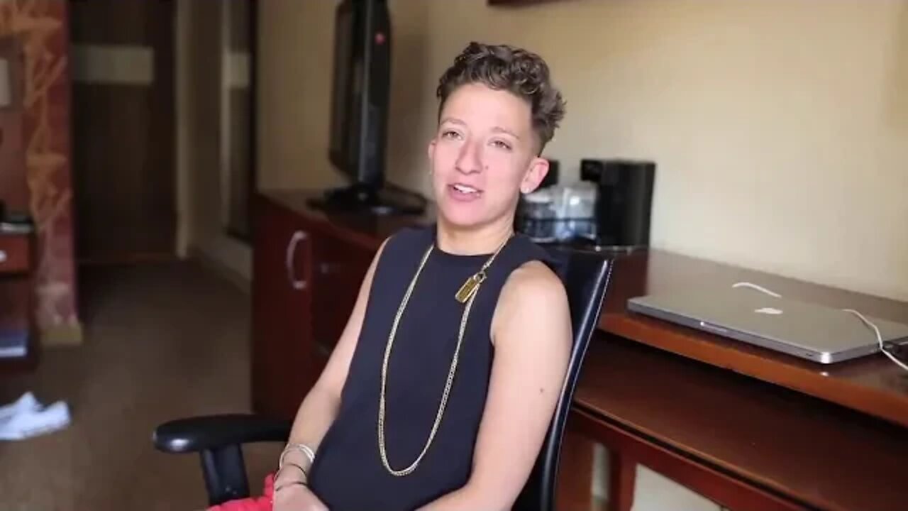 Lesbian Sex : Penis “Packing”