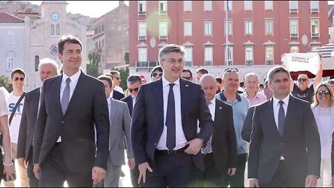 Premijer Andrej Plenković u društvu Zorana Đogaša prošetao je rivom i družio se s građanima