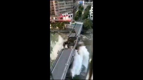 Luntin Bridge collapsed in China's Guizhou Province. The video of the collapse