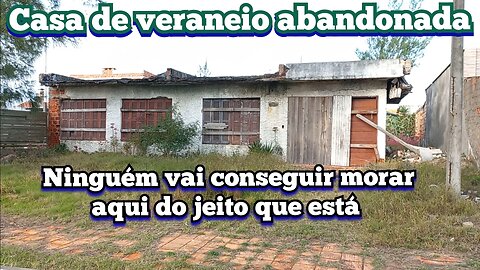 casa de veraneio abandonada com a laje desmoronando, impossível alguém morar aqui do jeito que está