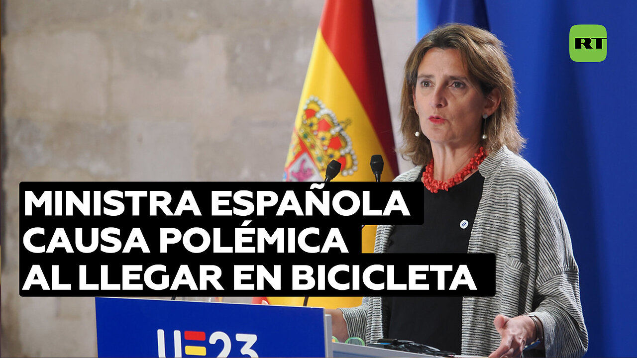 Ministra española en bicicleta con escolta desata críticas