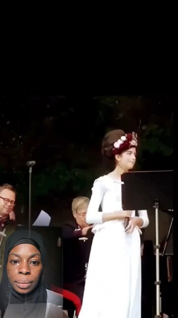 Only Angelina Got A fan On Stage 12 years old)