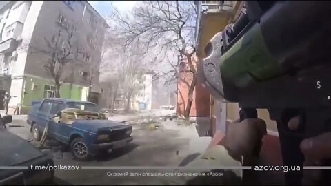 Ukrainian soldier of Azov Regiment hits Russian BTR in Mariupol!