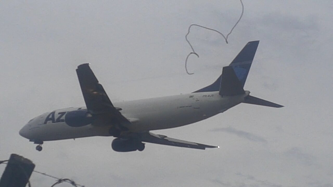 Boeing 737-400ERF PR-AYJ filmado na cabeceira da pista 11 do Aeroporto Internacional de Manaus
