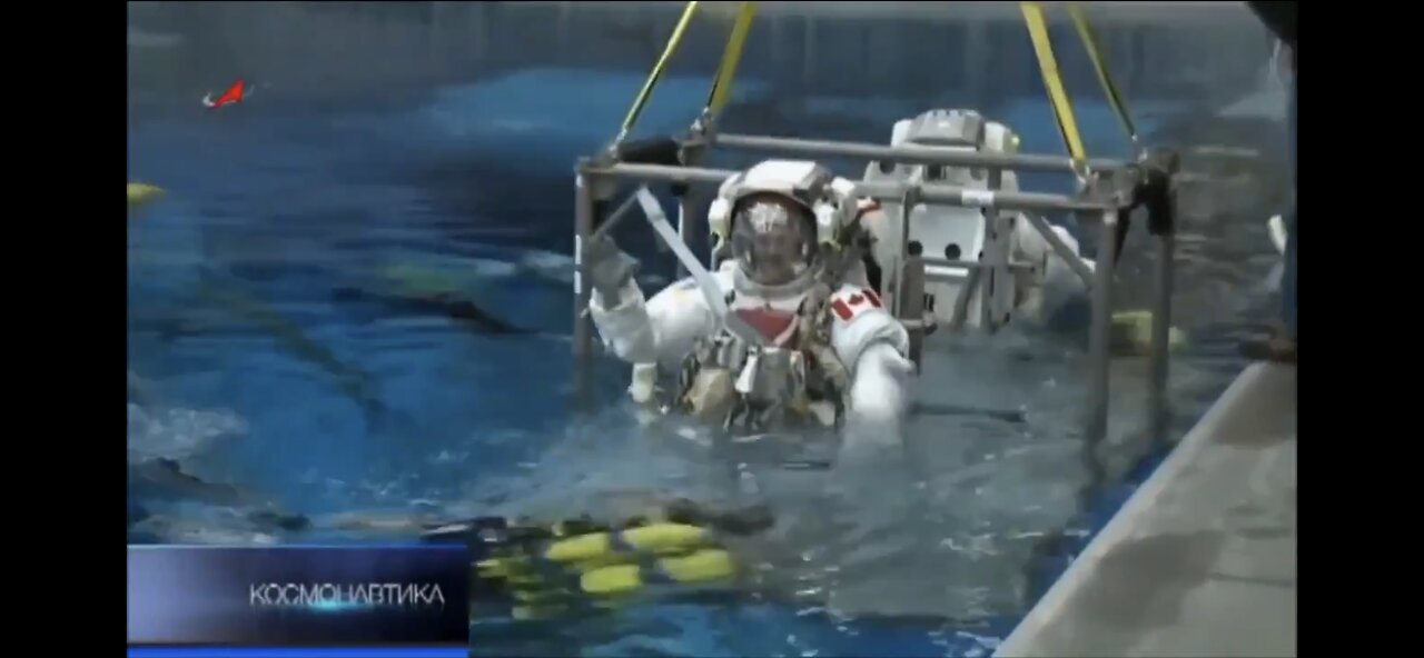 BUBBLES IN SPACE : ASTRONAUTS IN THE SWIMMING POOL