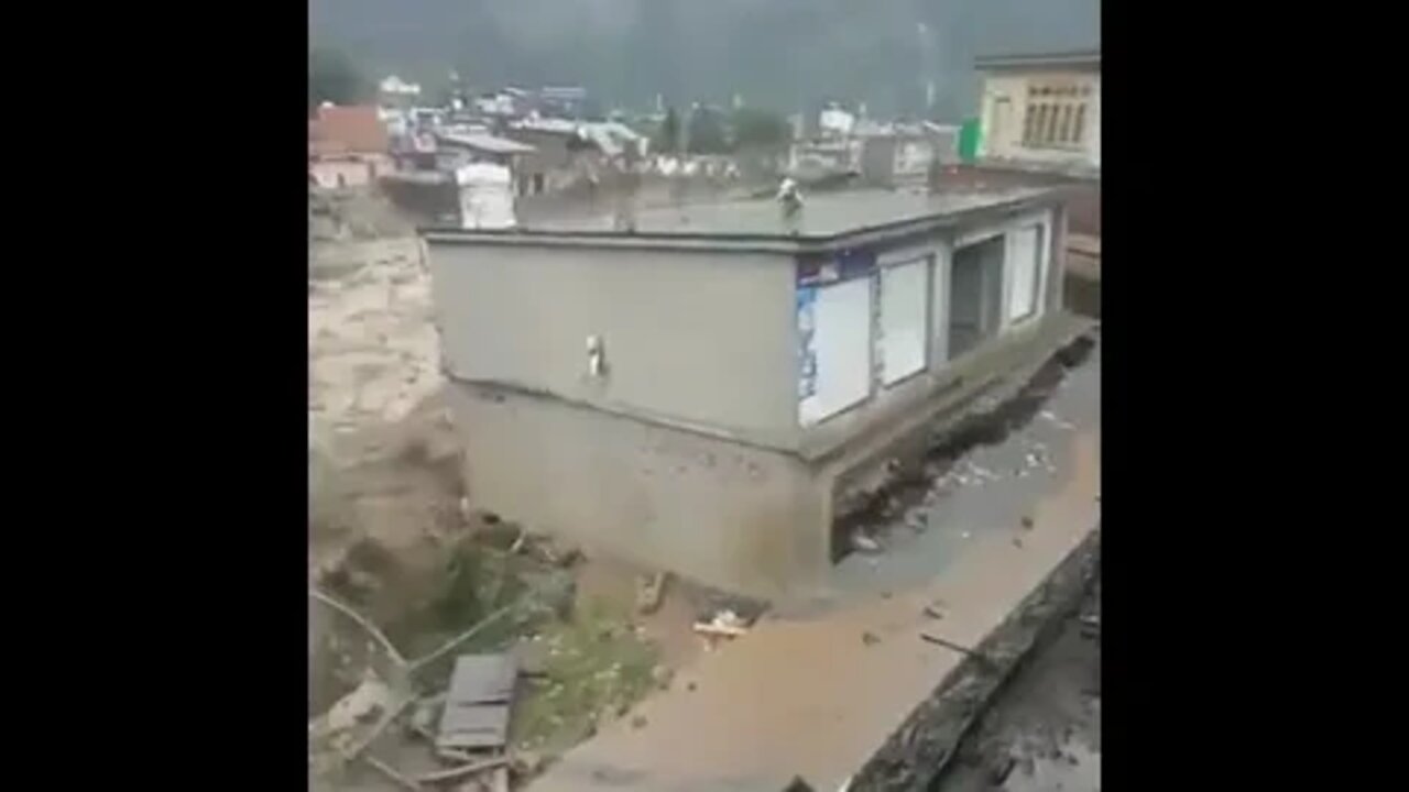 Horrifying footage from Pakistan, Over 935 people killed.