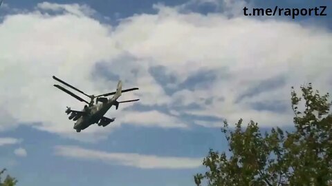 🇷🇺🇺🇦 "Alligator" Ka-52 Flys Low Over The Lugansk Region On It's Way To Destroy Ukrainian Forces