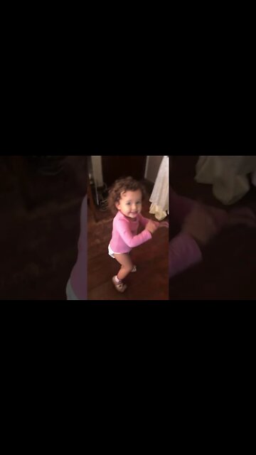 LINDA BÉBÉ DANCANDO MUITO - BEAUTIFUL BABY DANCING A LOT - HERMOSO BEBÉ BAILANDO MUCHO - सुंदर बच्चा